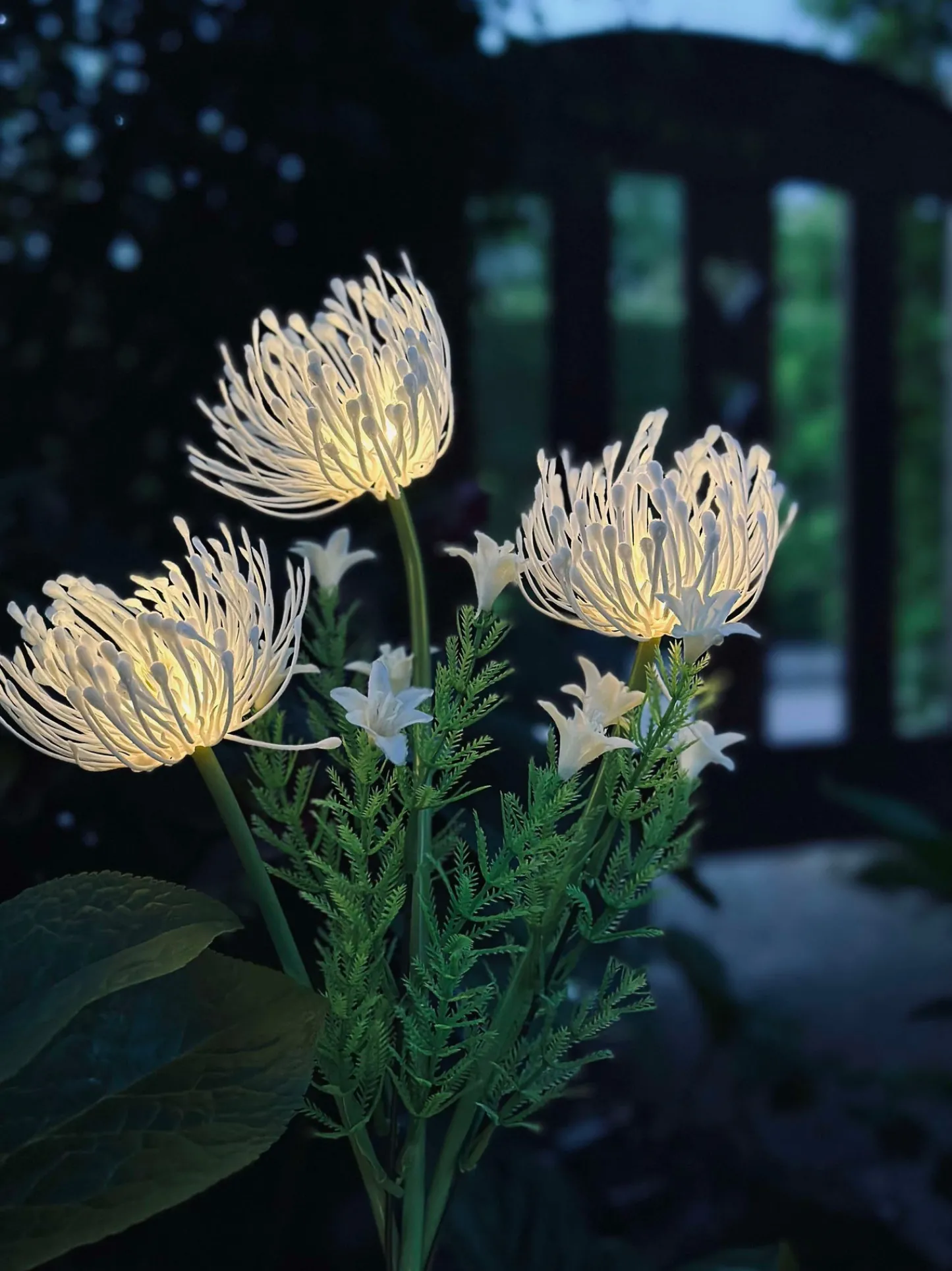 VIAMAJA Blomst med solceller - Spider Lili hvid