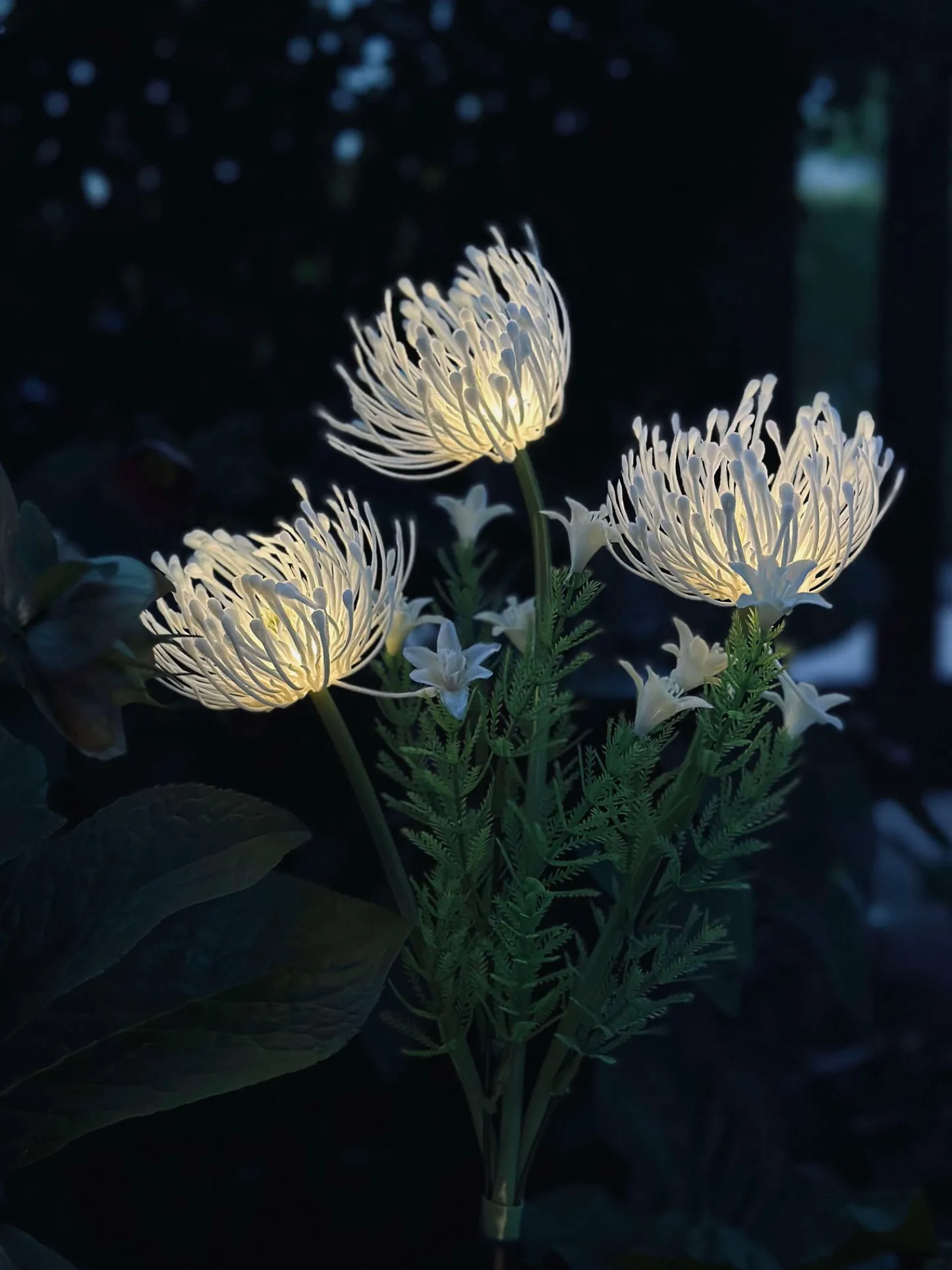 VIAMAJA Blomst med solceller - Spider Lili hvid
