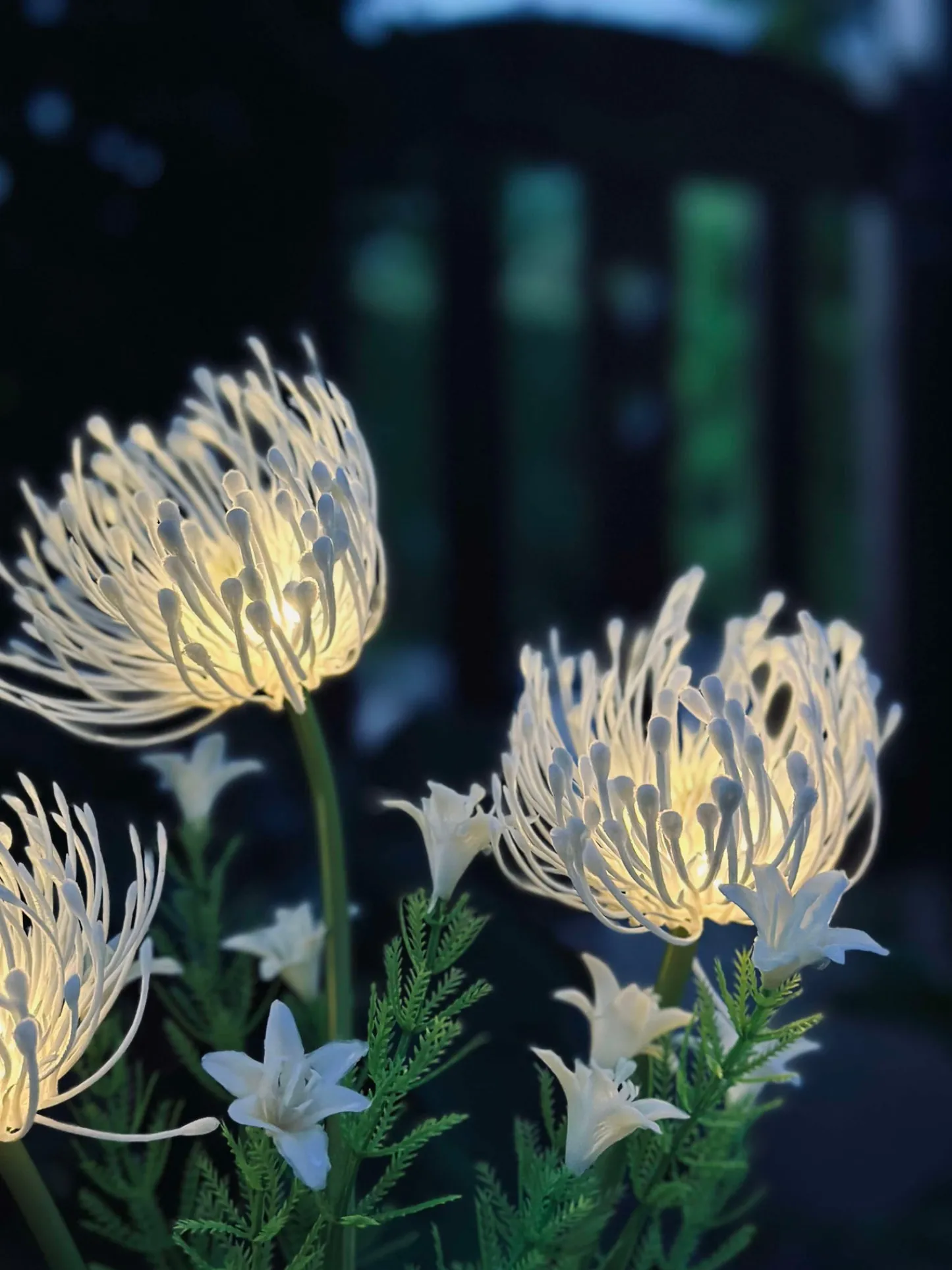 VIAMAJA Blomst med solceller - Spider Lili hvid