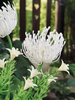 VIAMAJA Blomst med solceller - Spider Lili hvid