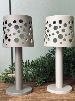 VIAMAJA Bordlampe med solceller - Mørk beige Discount