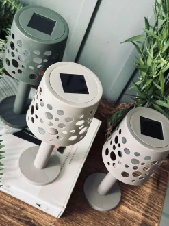 VIAMAJA Bordlampe med solceller - Mørk beige Discount