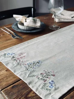VIAMAJA Bordløber flower broderi - Hørlook Best