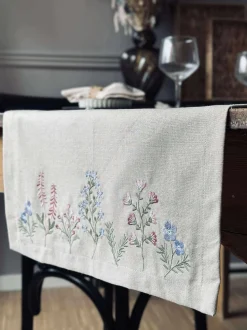 VIAMAJA Bordløber flower broderi - Hørlook Best