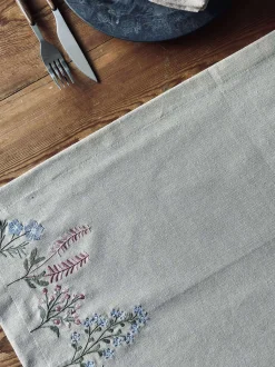 VIAMAJA Bordløber flower broderi - Hørlook Best