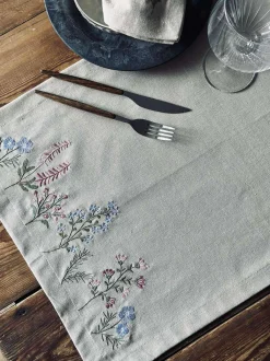 VIAMAJA Bordløber flower broderi - Hørlook Best