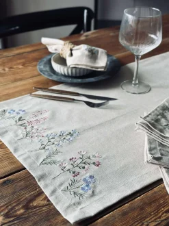 VIAMAJA Bordløber flower broderi - Hørlook Best
