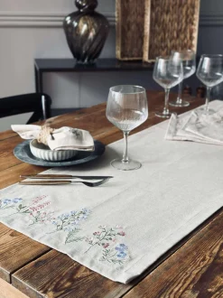 VIAMAJA Bordløber flower broderi - Hørlook Best