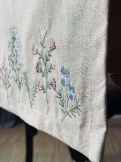VIAMAJA Bordløber flower broderi - Hørlook Best