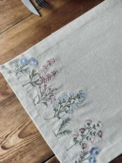 VIAMAJA Bordløber flower broderi - Hørlook Best