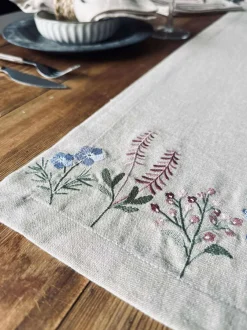 VIAMAJA Bordløber flower broderi - Hørlook Best
