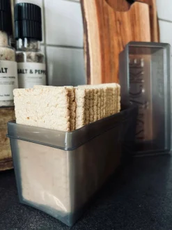 VIAMAJA Box til knækbrød - Grå Hot