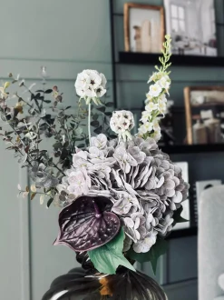 VIAMAJA Buket med hortensia og eukalyptus