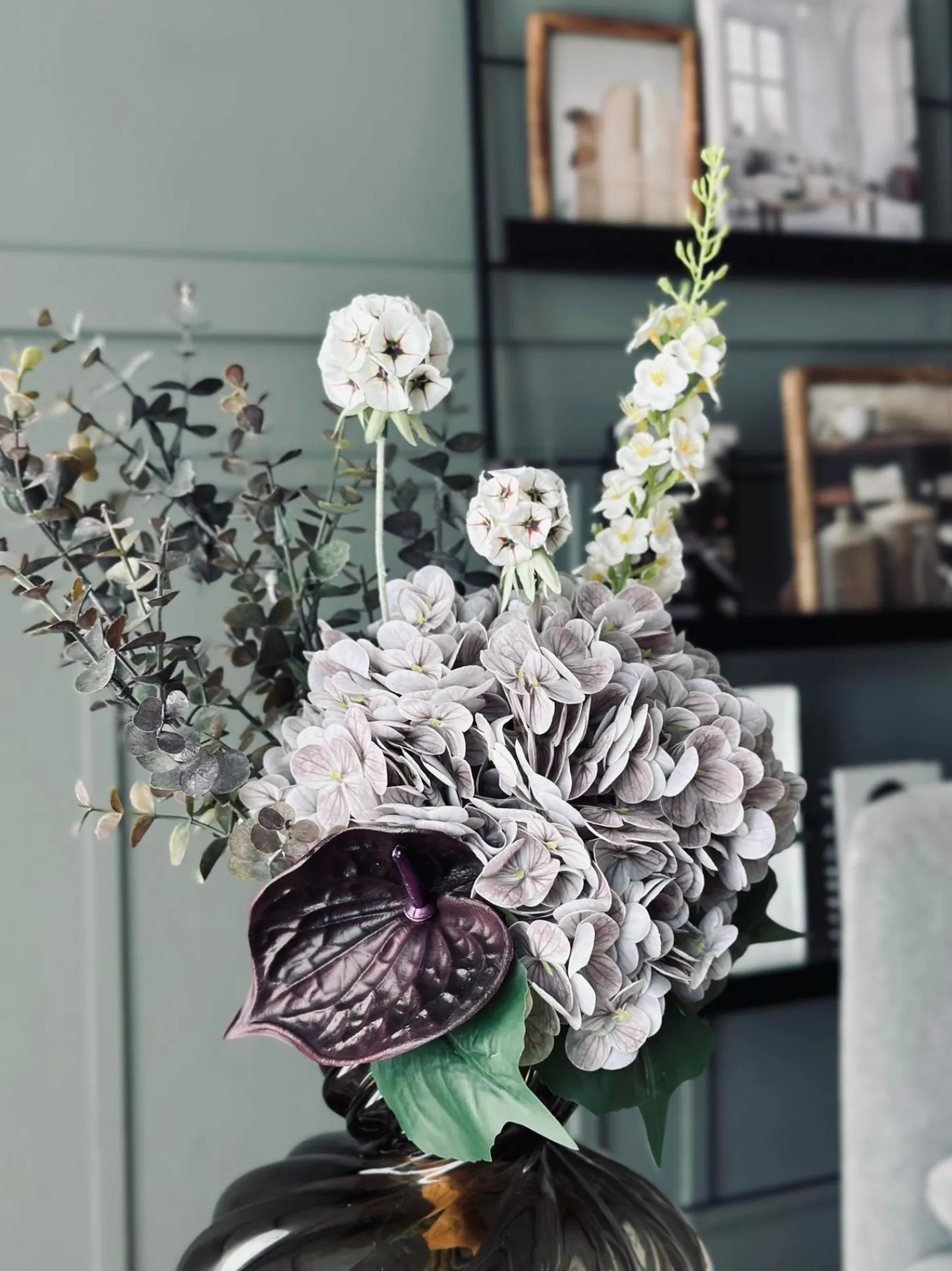 VIAMAJA Buket med hortensia og eukalyptus