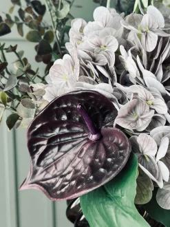 VIAMAJA Buket med hortensia og eukalyptus