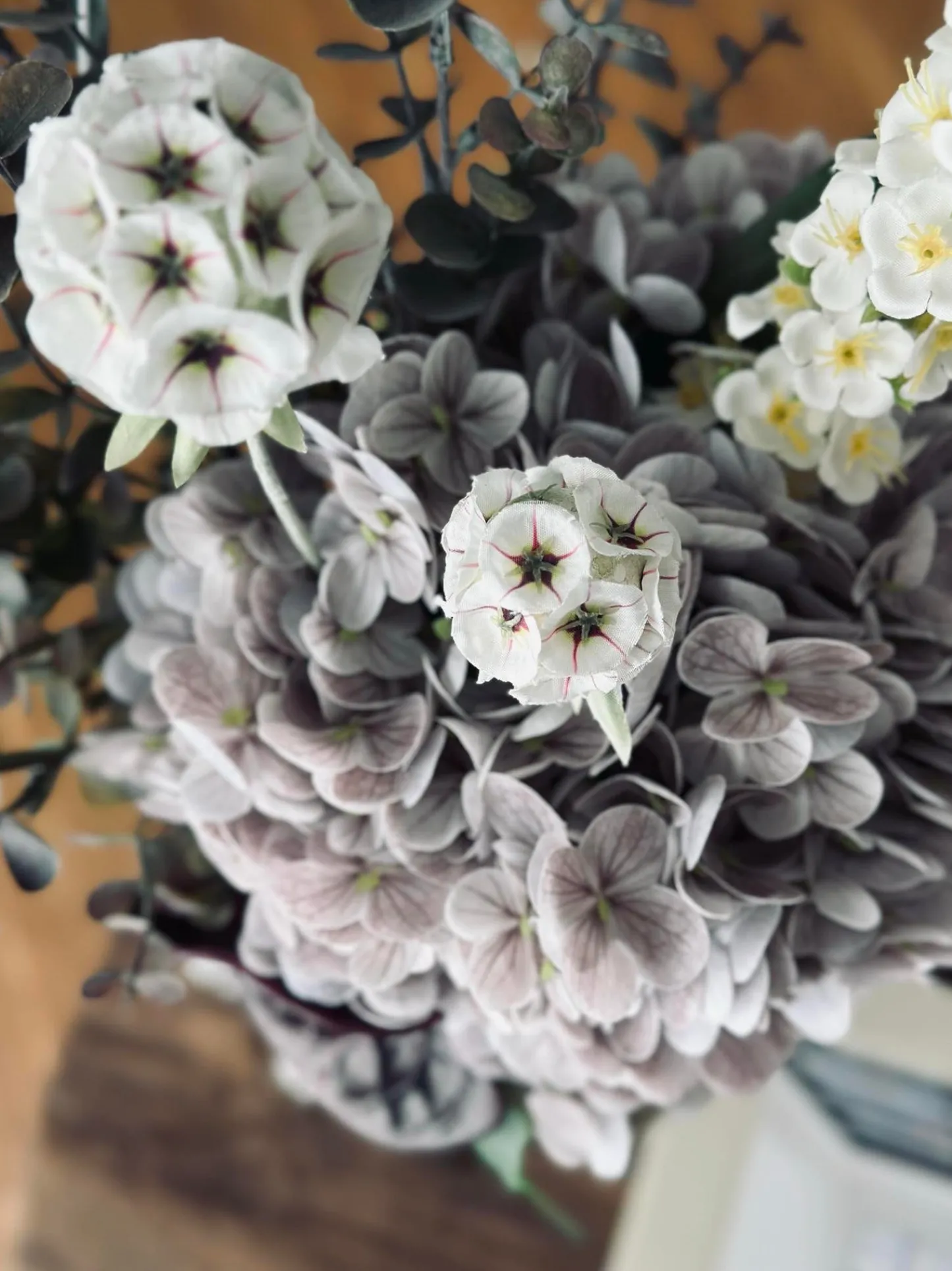 VIAMAJA Buket med hortensia og eukalyptus