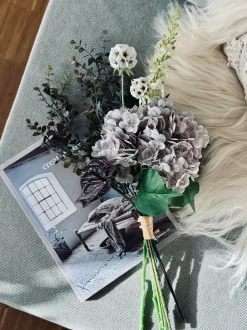 VIAMAJA Buket med hortensia og eukalyptus