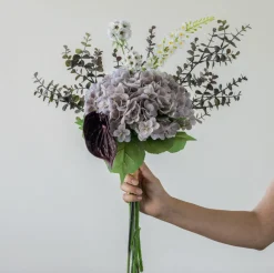 VIAMAJA Buket med hortensia og eukalyptus