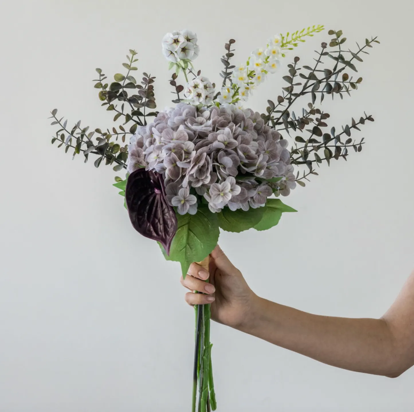 VIAMAJA Buket med hortensia og eukalyptus