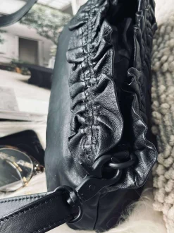VIAMAJA Clutch med flæser Nero Clearance
