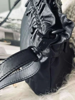 VIAMAJA Clutch med flæser Nero Clearance