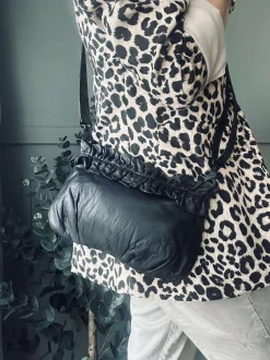 VIAMAJA Clutch med flæser Nero Clearance