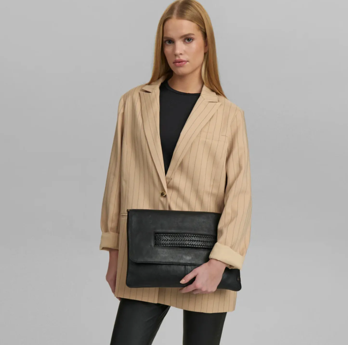 VIAMAJA Clutch Oversize Luminino black Best