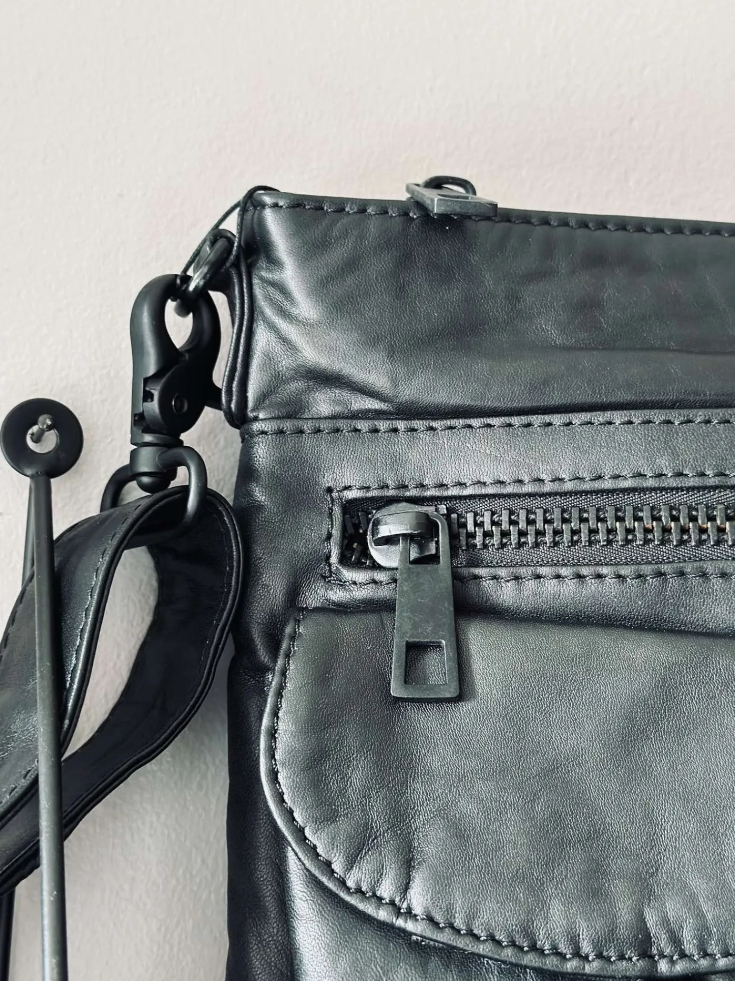 VIAMAJA Crossbody Black – Ultra blød Outlet