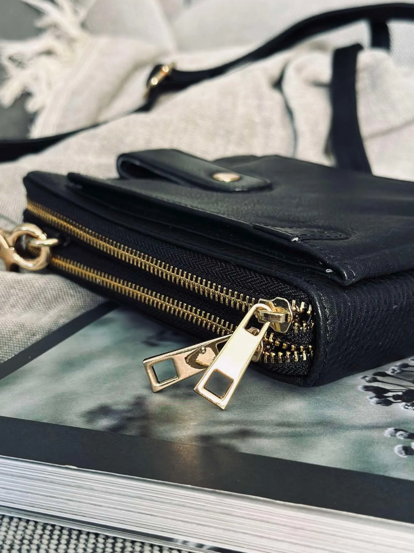 VIAMAJA Crossover Posh - Black / Gold