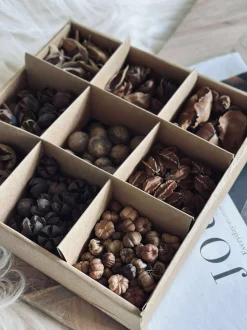 VIAMAJA Deko kasse med naturpynt - MIX Clearance