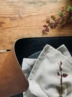 VIAMAJA Dækkeserviet – Vendbar Sort / Cognac Outlet