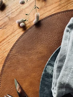 VIAMAJA Dækkeserviet Rund – Vendbar Cognac / Natur Sale