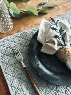 VIAMAJA Dækkeserviet STONE-WASHED Quilt – Nordic grey Discount