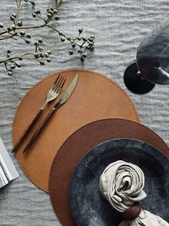 VIAMAJA Dækkeserviet vendbar - Cognac / natur Discount