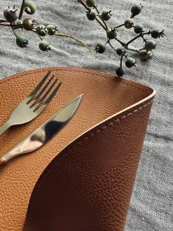 VIAMAJA Dækkeserviet vendbar - Cognac / natur Discount