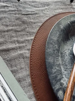 VIAMAJA Dækkeserviet vendbar - Cognac / natur Discount
