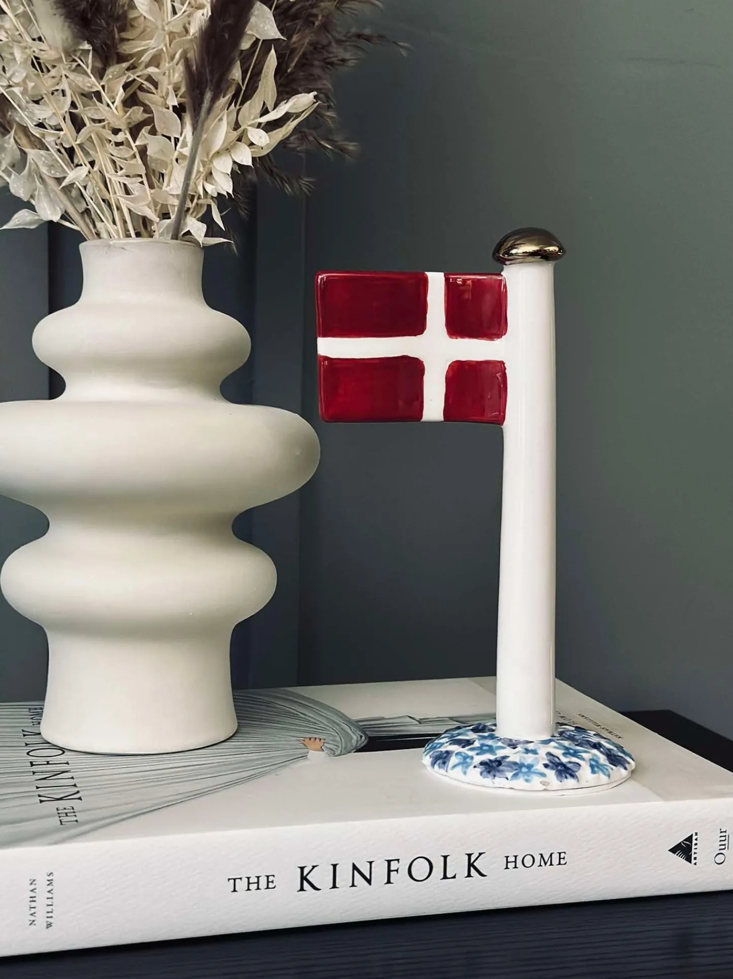 VIAMAJA Flag keramik – Dannebrog m. blå fod Best