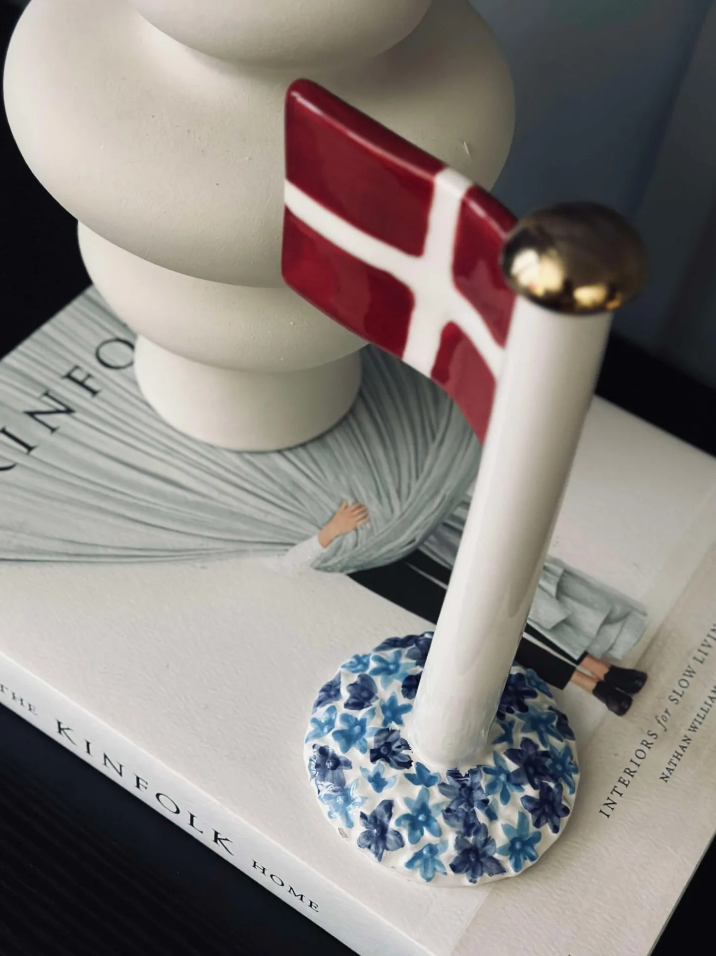 VIAMAJA Flag keramik – Dannebrog m. blå fod Best