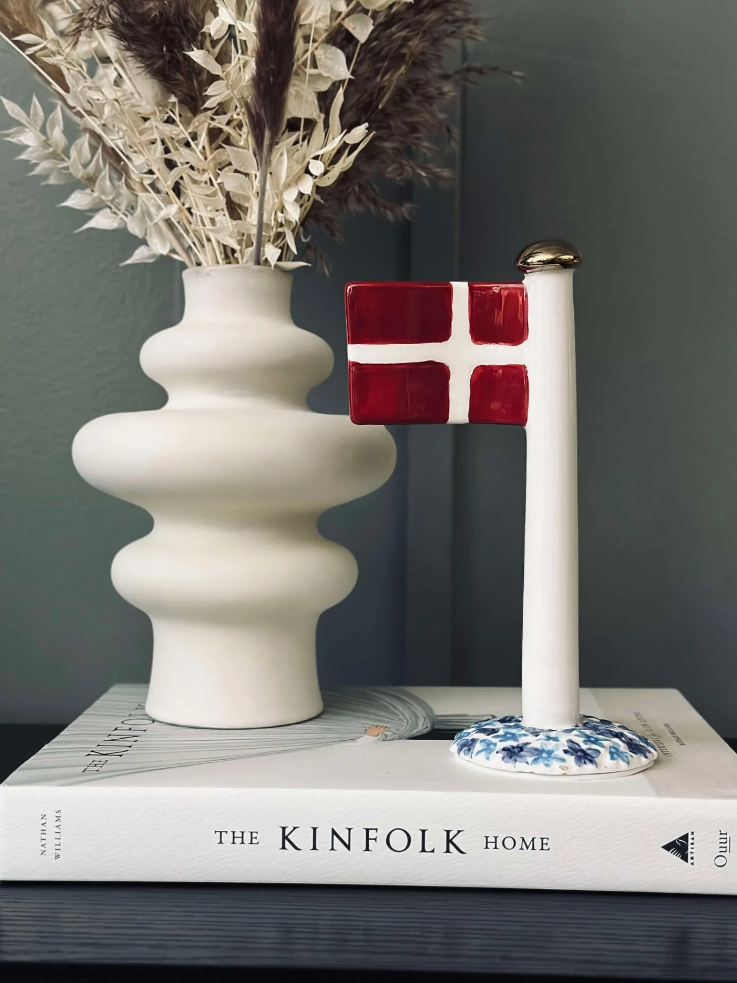 VIAMAJA Flag keramik – Dannebrog m. blå fod Best