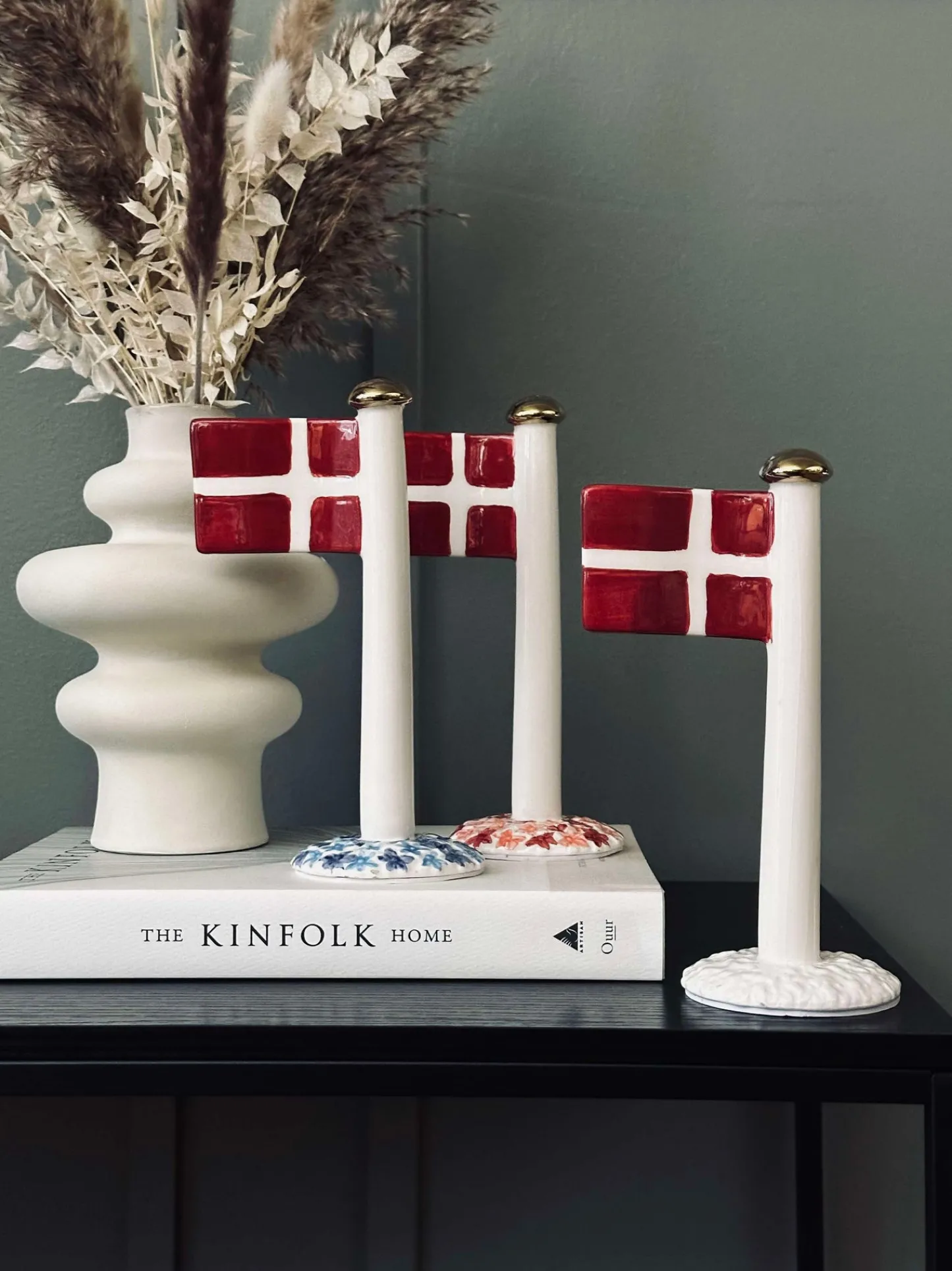 VIAMAJA Flag keramik – Dannebrog m. blå fod Best