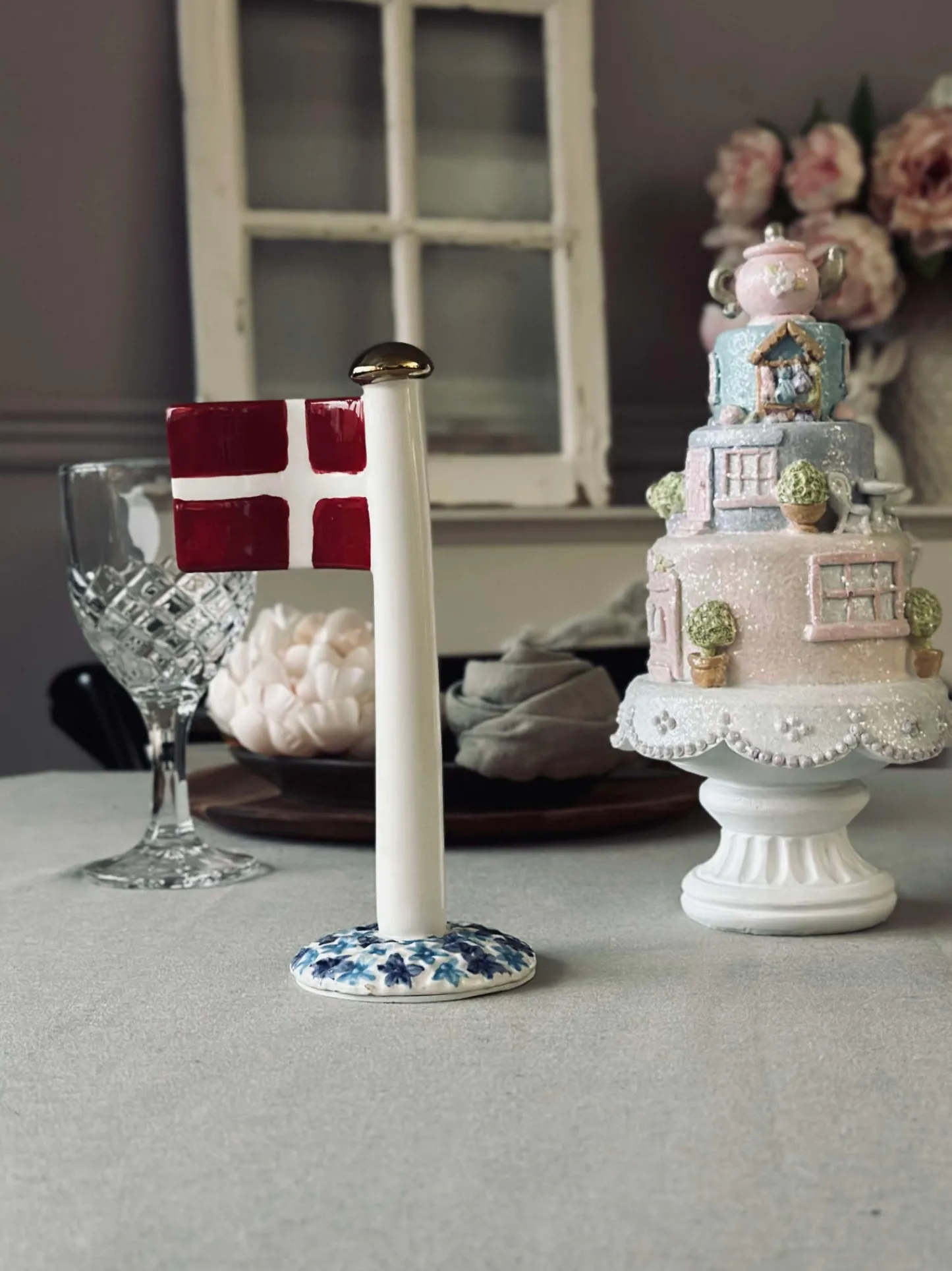 VIAMAJA Flag keramik – Dannebrog m. blå fod Best