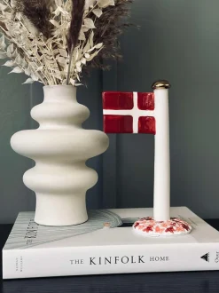 VIAMAJA Flag keramik – Dannebrog m. Rosa fod Clearance