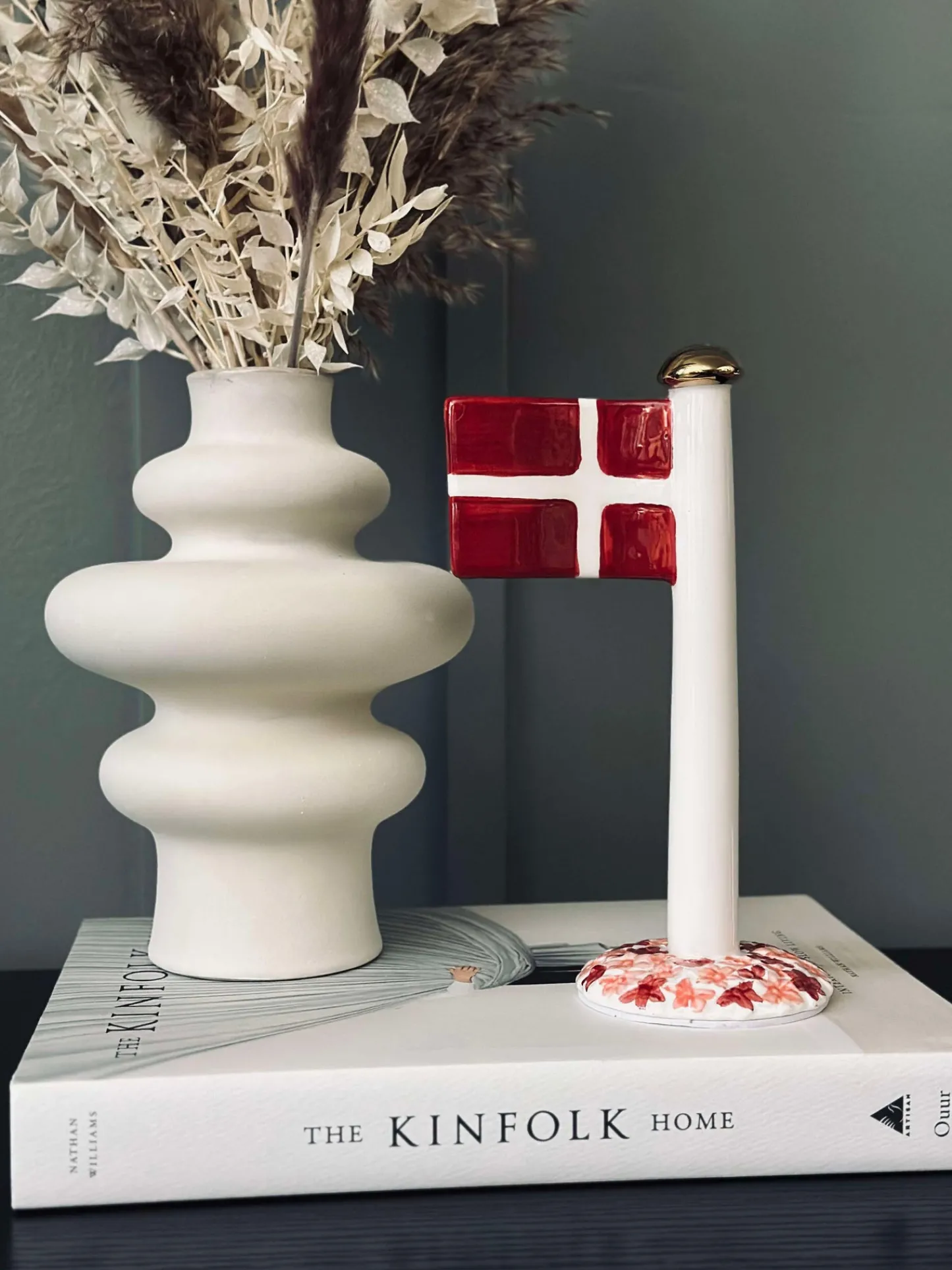 VIAMAJA Flag keramik – Dannebrog m. Rosa fod Clearance