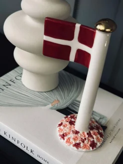 VIAMAJA Flag keramik – Dannebrog m. Rosa fod Clearance