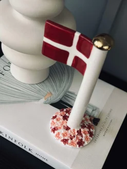 VIAMAJA Flag keramik – Dannebrog m. Rosa fod Clearance