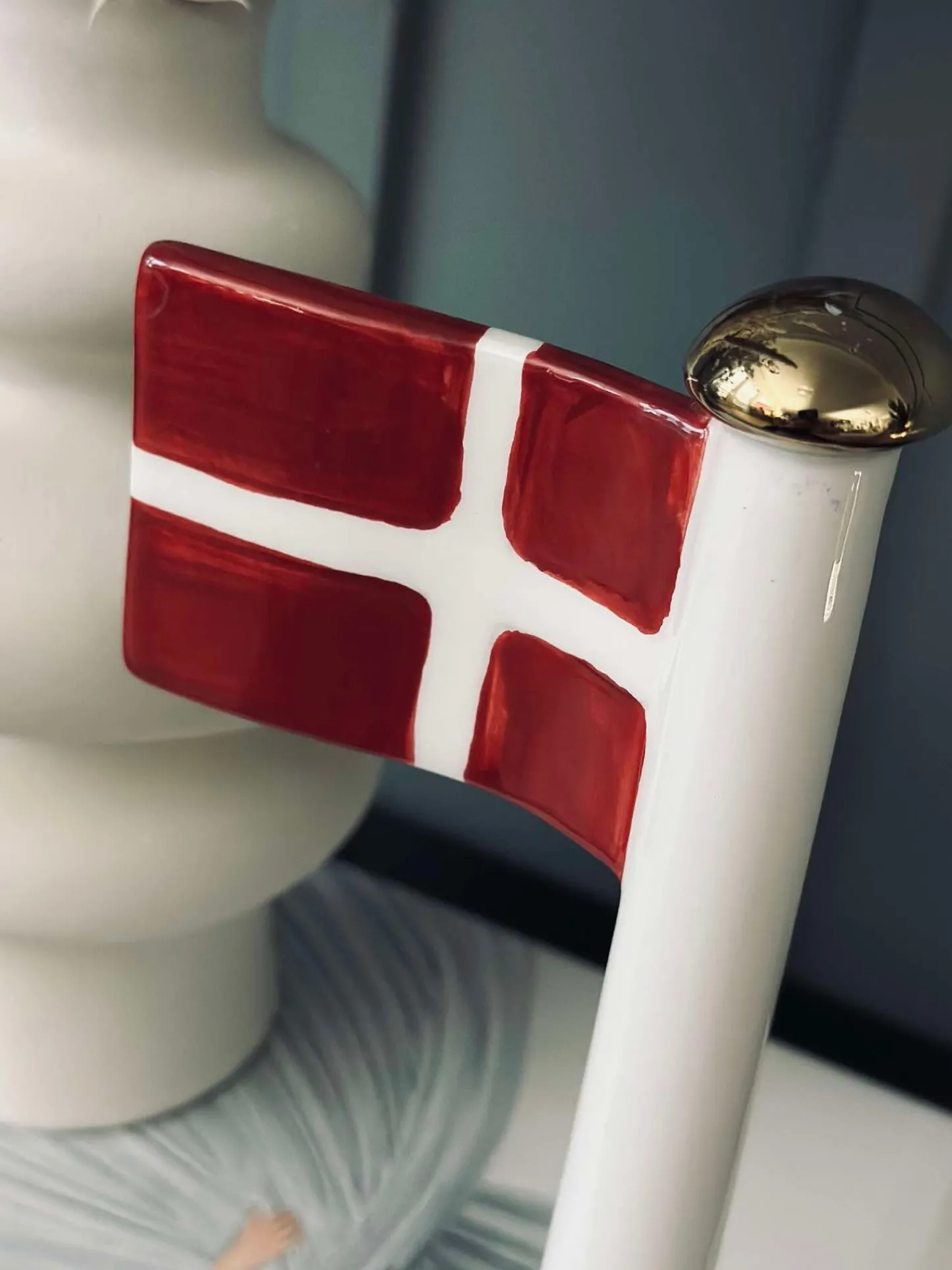 VIAMAJA Flag keramik – Dannebrog m. Rosa fod Clearance
