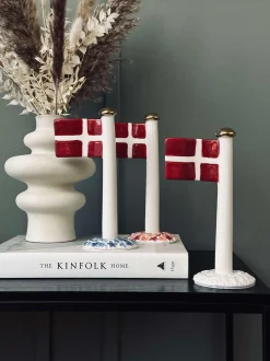VIAMAJA Flag keramik – Dannebrog m. Rosa fod Clearance