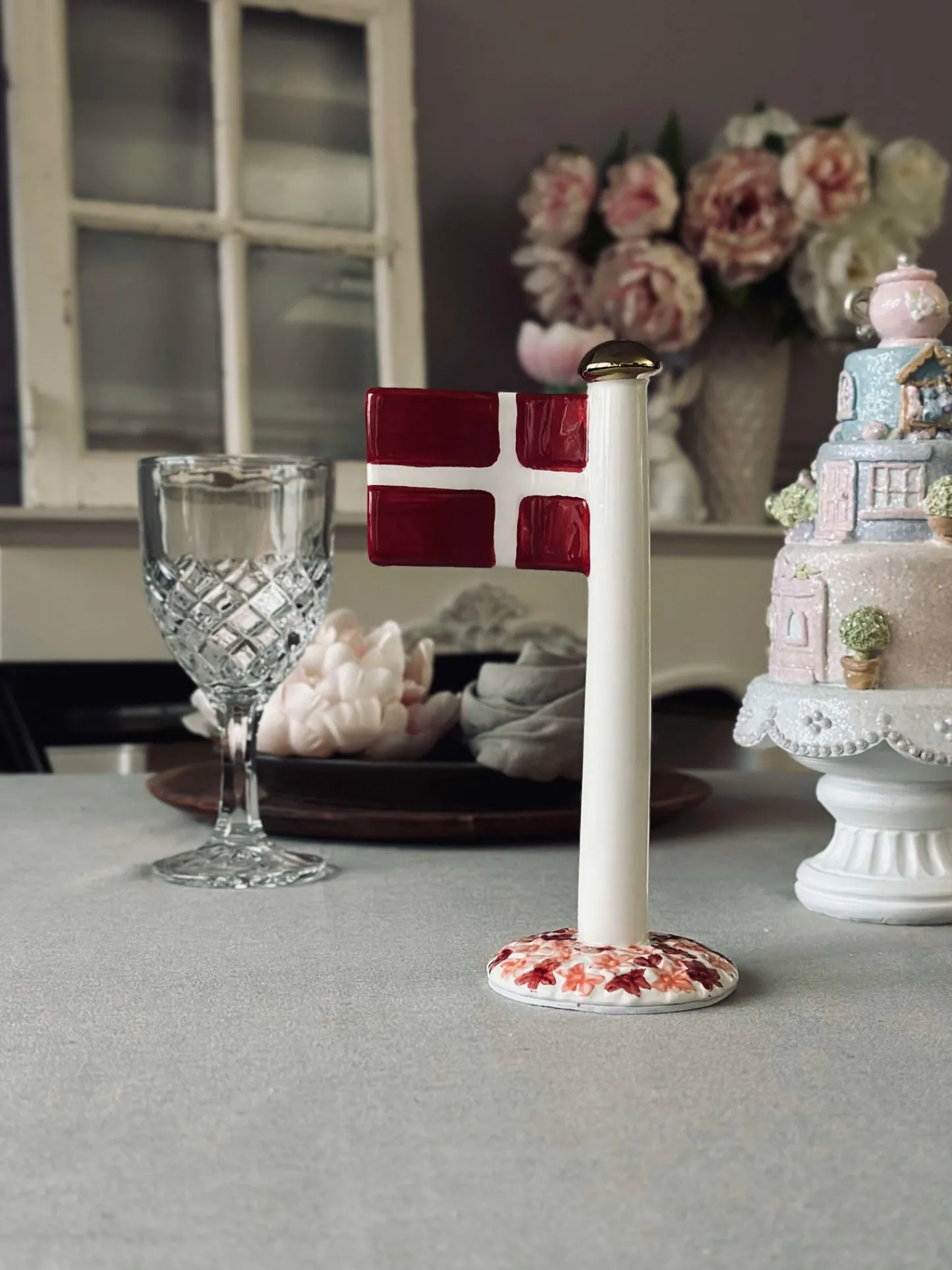 VIAMAJA Flag keramik – Dannebrog m. Rosa fod Clearance