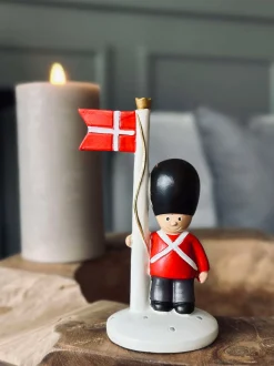 VIAMAJA Garde med flag Best