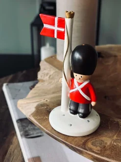 VIAMAJA Garde med flag Best